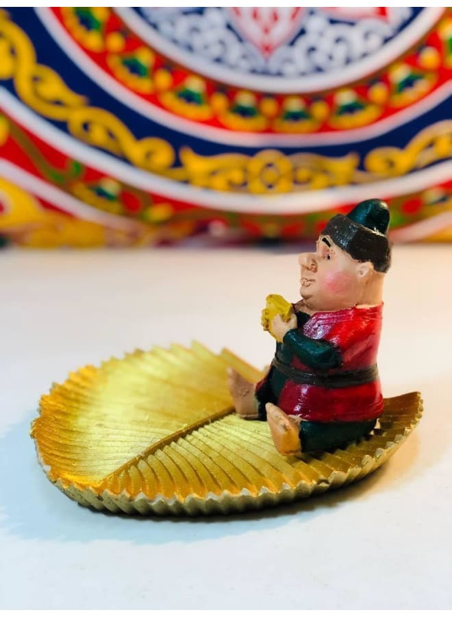 Porcelain Figurine Of Well-Known Ramadan Characters, Including Fananees Sitting On A Leaf. Size: 20 Cm. Also Suitable As A Coaster Or Plate For Ramadan Nuts And Appetizers In The Shape Of A Leaf. - Image 1